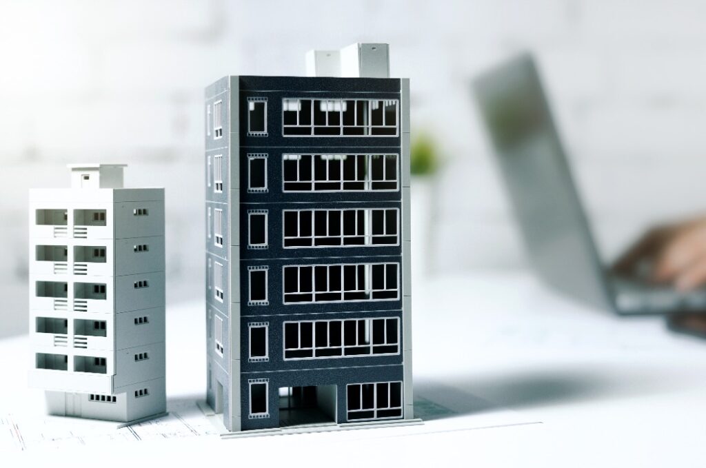 Immobiliengeschäft, Wohnungsbau. Geschäftsmann arbeitet o