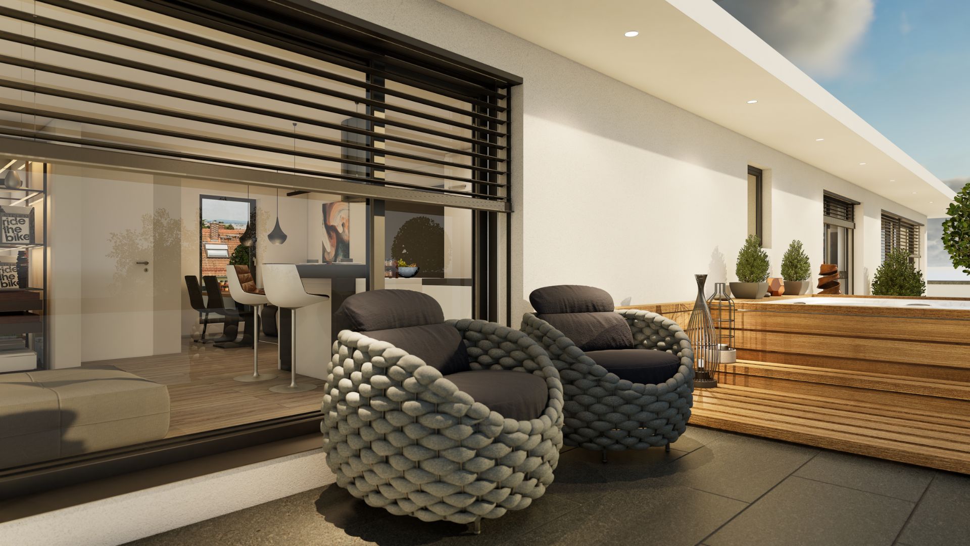 Moderne Terrasse mit runden, grauen Stühlen, Holzdielen und Glasschiebetür zu einem Essbereich.