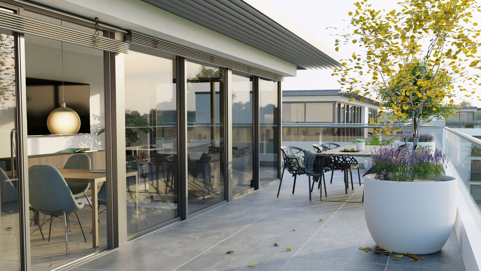 Moderne Dachterrasse mit Glastüren, Esstisch, Stühlen, heller Beleuchtung und Pflanzen in Töpfen.